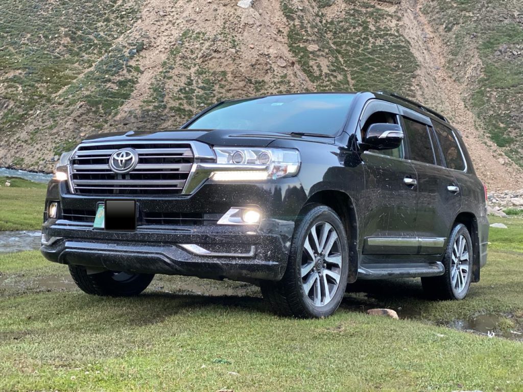 Book a Luxurious Toyota Land Cruiser V8 to Travel