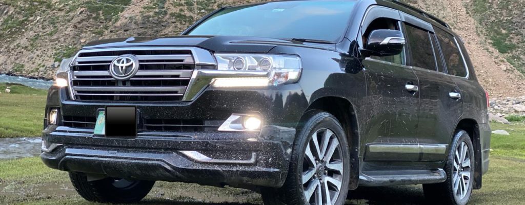 Book a Luxurious Toyota Land Cruiser V8 to Travel